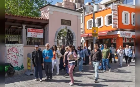 İzmir Büyükşehir Belediyesi emekliler için ücretsiz kent gezilerini eylül ve ekim aylarında sürdürüyor