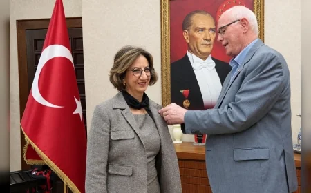 Odunpazarı Belediye Başkanı Kazım Kurt, Yeni Parti’ye katılan Av. Vahide Kaya Saylan’ı tebrik etti