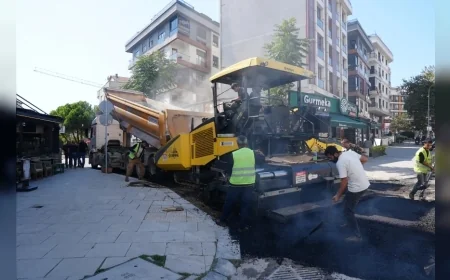 Maltepe Belediyesi İdealtepe’de yıpranan yolları asfalt çalışmasıyla yeniliyor
