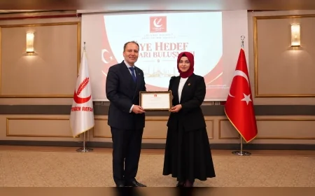 Yeniden Refah Partisi Genel Başkanı Dr. Fatih Erbakan Kastamonu Kadın Kollarına başarı belgesini takdim etti