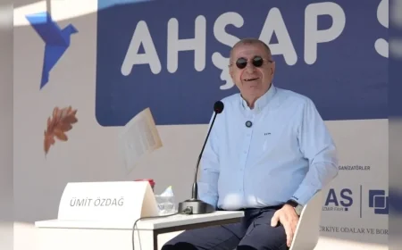 Zafer Partisi Genel Başkanı Prof. Dr. Ümit Özdağ İzmir Kitap Fuarı’nda kitapseverlerle buluştu