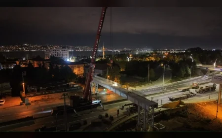 Başiskele Kavşağı’nda 80 tonluk dev tabliye gece operasyonuyla tek hamlede yerine konuldu