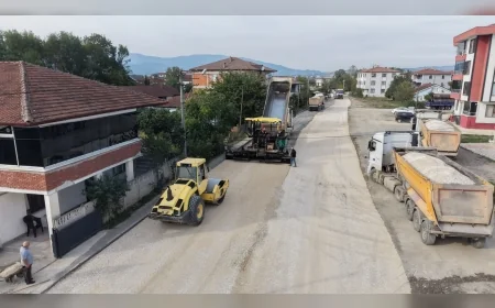 Düzce’de asfalt ekipleri gece gündüz sahada: 48 bin ton asfalt serildi, Şehir Mezarlığı yolu için tarih verildi