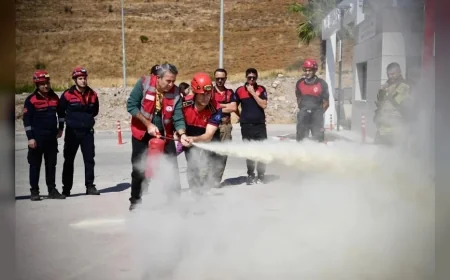 İzmir Büyükşehir Belediyesi İtfaiyesi Dikili Devlet Hastanesi’nde yangın ve kurtarma tatbikatı gerçekleştirdi