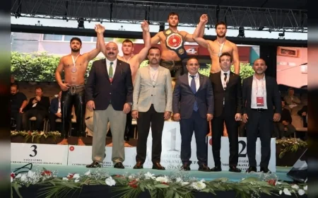 Bursa Büyükşehir Belediyespor güreşçisi Alperen Düzenci Cumhurbaşkanlığı Kupası’nda üçüncü oldu
