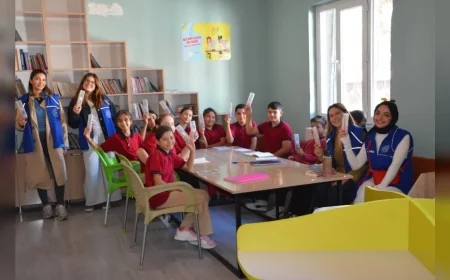Demirci’de yurt öğrencileri ve gönüllü gençlerden minik öğrencilere anlamlı ziyaret