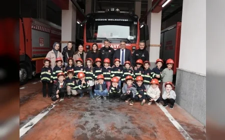 Düzce İtfaiyesinde minikler görev başında: Yangın söndürmeyi uygulamalı öğrendiler