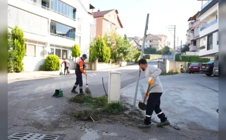 Başiskele Serdar Mahallesi’nde cadde ve sokaklarda köşe bucak temizlik çalışması