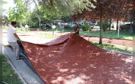 Keçiören’in parklarında yürüyüş yolları yenileniyor, 20 bin metrekare sentetik çim serilecek