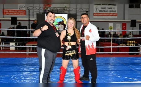 Sökeli Kick Boks Sporcusu Defne Gül, Banaz’da Rakibini Mağlup Ederek Kupanın Sahibi Oldu