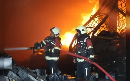 Mersin Büyükşehir İtfaiyesi, kimyasal madde tesisindeki yangını çevreye yayılmadan kontrol altına aldı