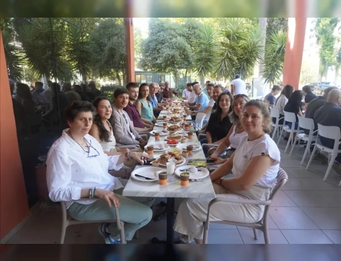 Ege Teknopark’ta üniversite yönetimi ve firma temsilcileri Çay Saati buluşmasında bir araya geldi