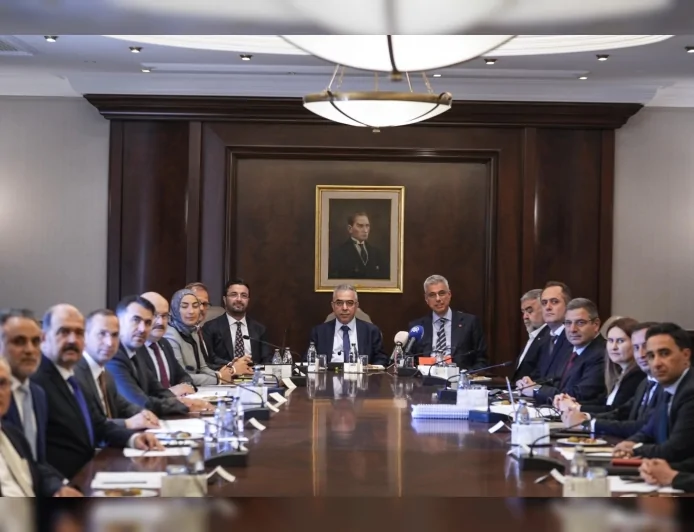 Sağlık Bakanı Prof. Dr. Kemal Memişoğlu: “Sağlık çalışanlarımızın haklarını koruyan adımları istişare ettik”
