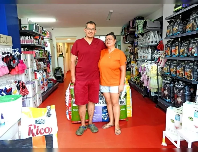 ÇEŞME PET SHOP VE PET KUAFÖRDEN SOKAK HAYVANLARINA ÜCRETSİZ EĞİTİM VE SAHİPLENDİRME DESTEĞİ