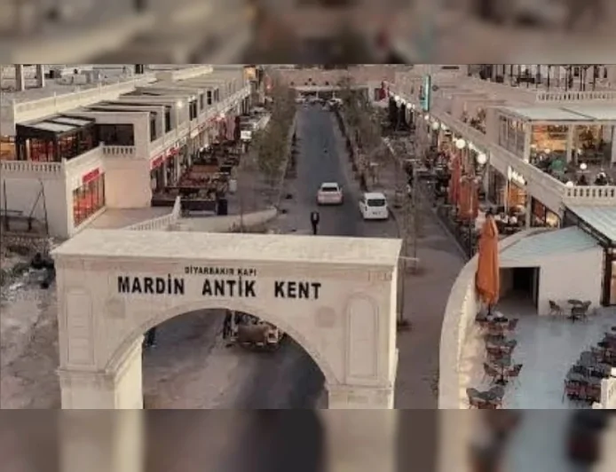 Diyarbakırlı iş insanı Fuat Özdemir’in Mardin’e kazandırdığı Antik Kent, 85 mağaza ve 180 odasıyla bölgenin yeni yaşam merkezi oldu