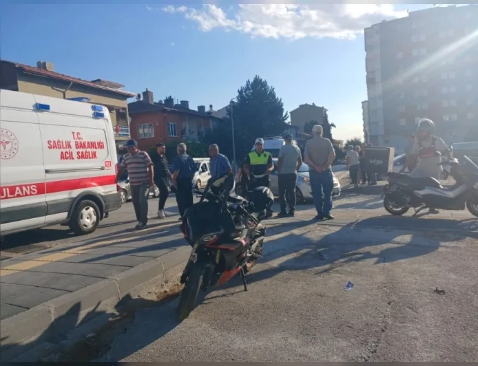 Çorum’da otomobil ile motosikletin çarpıştığı kazada 2 kişi yaralandı