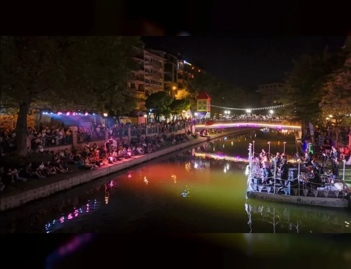 Eskişehir Porsuk Festivali’nde gondol ve nehir üzerinde müzik şöleni sanatseverleri buluşturdu