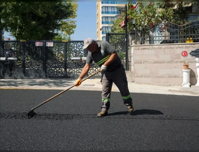 Etimesgut’ta İstasyon, Kazım Karabekir ve Bağlıca mahallelerinde kaldırım ve asfalt çalışmaları sürüyor