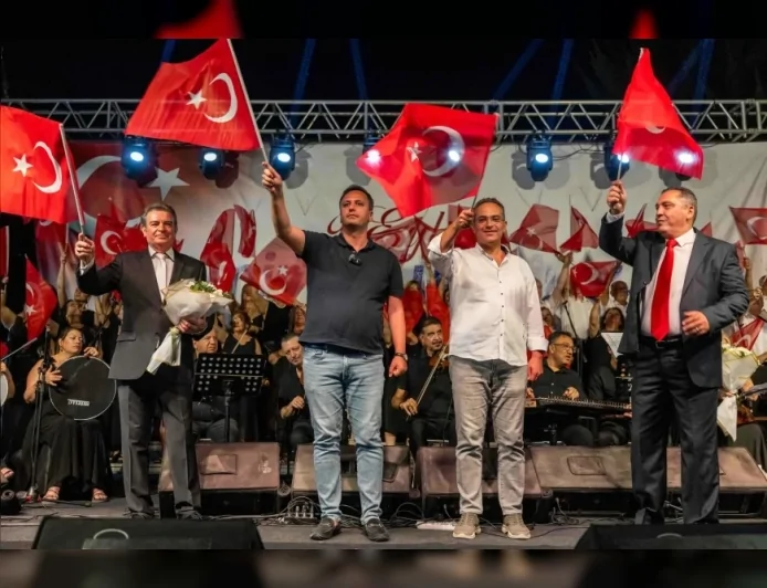 Bornova’da 9 Eylül coşkusu Büyükpark’ı sardı, Atatürk’ün sevdiği şarkılar binlerce kişiyle seslendirildi
