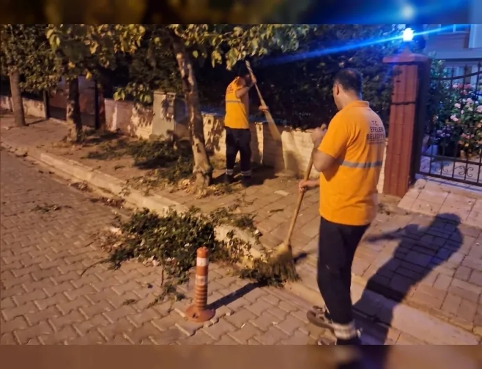 Efeler Belediye Başkanı Anıl Yetişkin’in ekipleri Mimar Sinan Mahallesi’nde gece temizliği yaptı