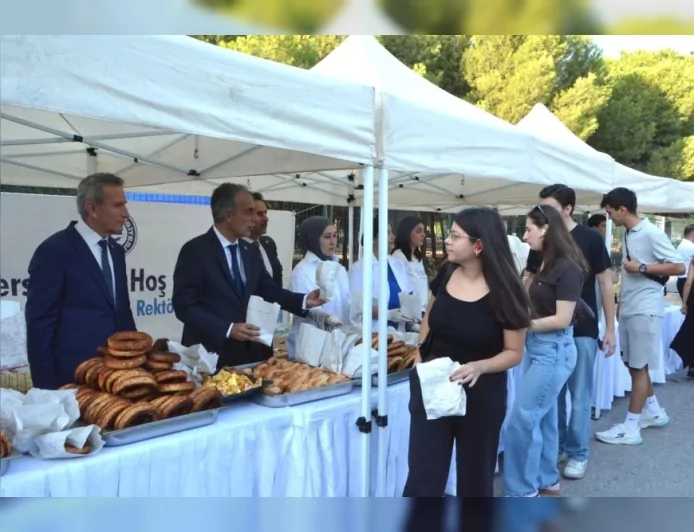 Ege Üniversitesi Rektörü Prof. Dr. Musa Alcı öğrencileri boyoz, simit ve çayla karşıladı