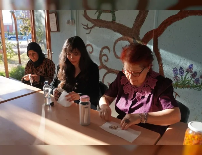 Tepebaşı Belediyesi Yeryüzü Ekoloji Okulu’nda şifalı bitkiler doğal bakım kremine dönüştü