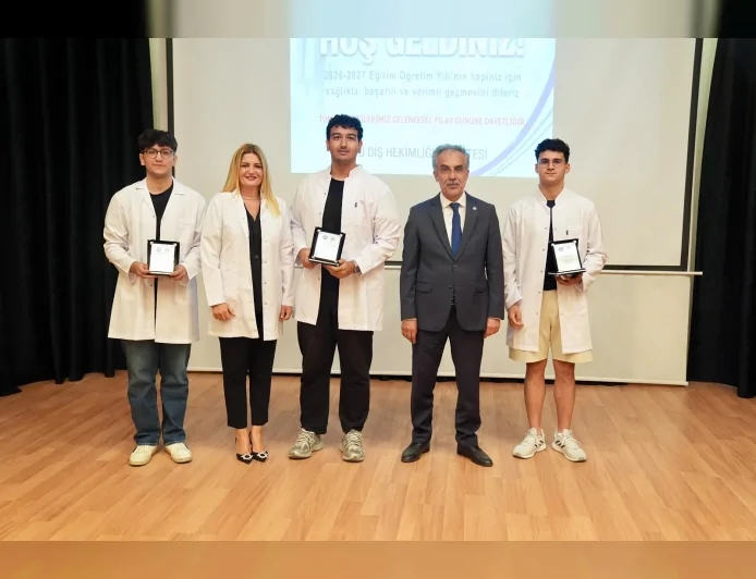 Ege Üniversitesi Diş Hekimliği Fakültesinde Yeni Öğrenciler Beyaz Önlüklerini Giyerek Hekimlik Yolculuğuna Başladı