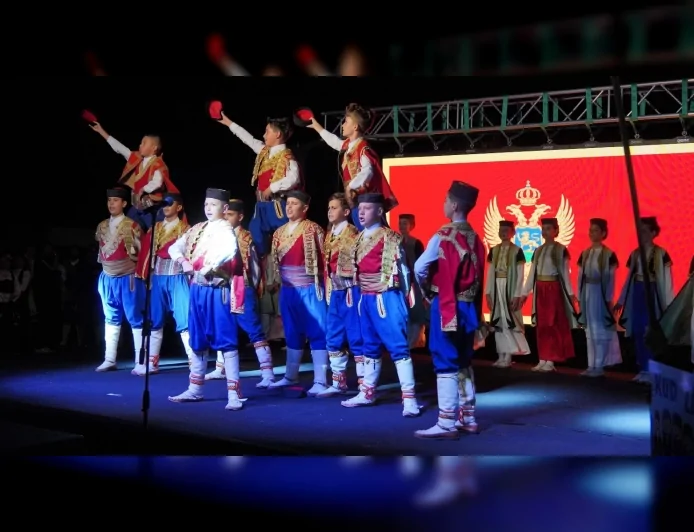 Sarımsaklı Sahili’nde 24. Trophy Festivali’nde 5 ülkeden 300 dansçı kültürleri halk oyunlarıyla buluşturdu