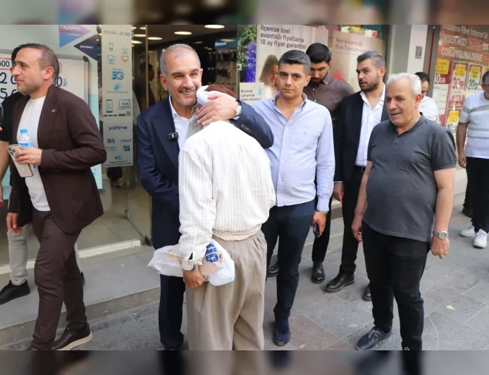 Elazığ TSO Başkanı İdris Alan Seçim Çalışmalarını Gazi Caddesi’nde Sürdürdü: “Gücümüz Birliğimiz, Yolumuz Gönül Birliğidir”