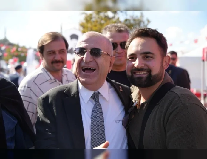Zafer Partisi Genel Başkanı Prof. Dr. Ümit Özdağ İstanbul Fatih’te parti standını ziyaret ederek vatandaşlarla buluştu