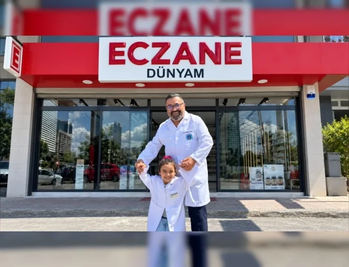 İzmir’de 48 Yıllık Hayal Gerçek Oldu: Eczacı Haydar Koçak Torununun Adını Verdiği Dünyam Eczanesi’ni Açtı
