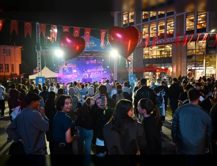 Yalova Kent Meydanı Avrupa Hareketlilik Haftası kapsamında spor, müzik ve dans etkinlikleriyle hafta sonunun merkezi oldu