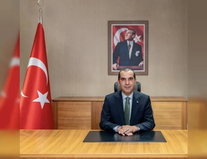 Iğdır Valisi M. Fırat Taşolar eline temizlik ekipmanlarını alarak çalışmalara katıldı