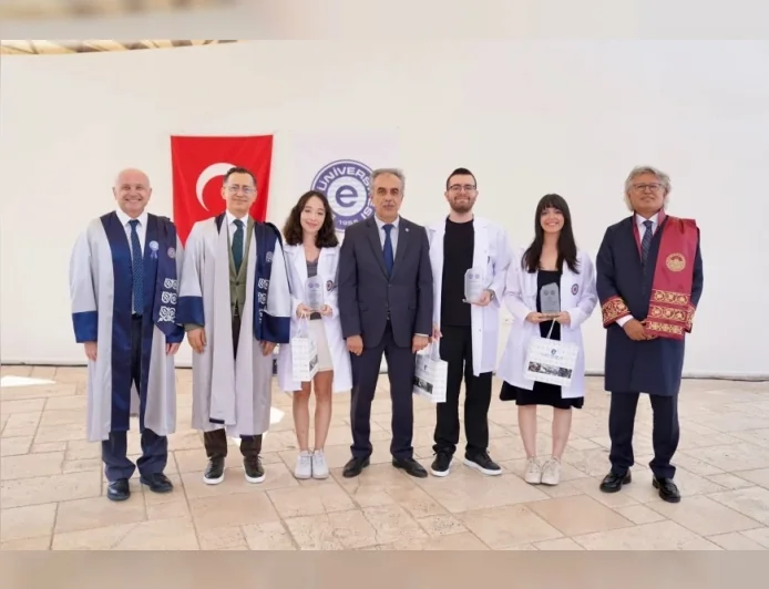 Ege Üniversitesinde geleceğin hekimleri beyaz önlüklerini giyerek mesleğe ilk adımı attı