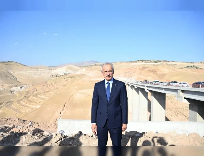 Ulaştırma ve Altyapı Bakanı Abdulkadir Uraloğlu: “Siirt-Pervari Yolu’nda seyahat süresi bir saate inecek”