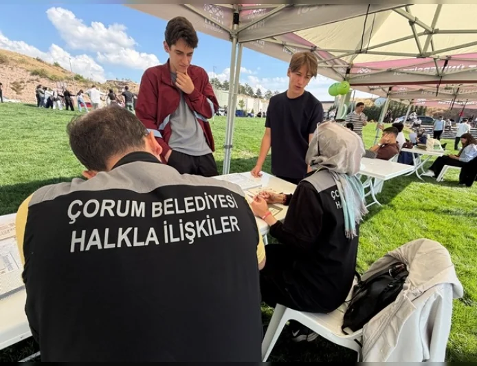 Çorum Belediyesi, Hitit Üniversitesi Kampüslerinde Üniversitelileri Karşılayarak Şehir Hakkında Bilgi Veriyor
