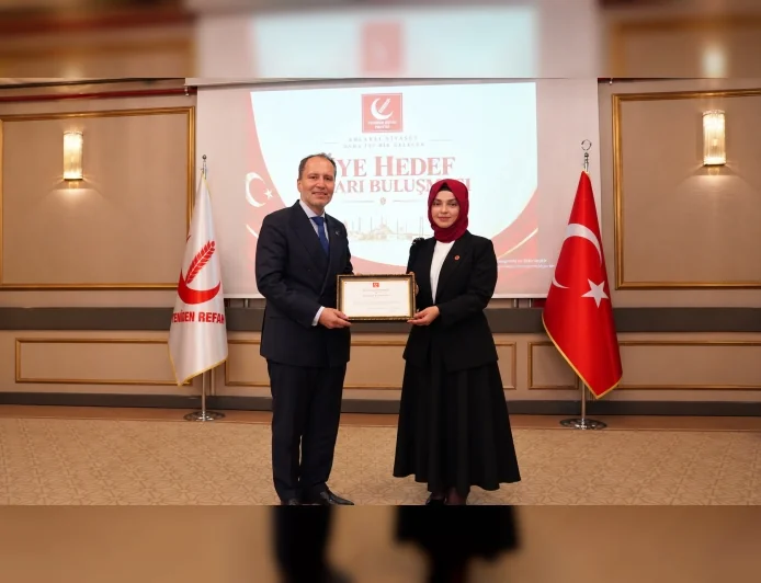 Yeniden Refah Partisi Genel Başkanı Dr. Fatih Erbakan Kastamonu Kadın Kollarına başarı belgesini takdim etti