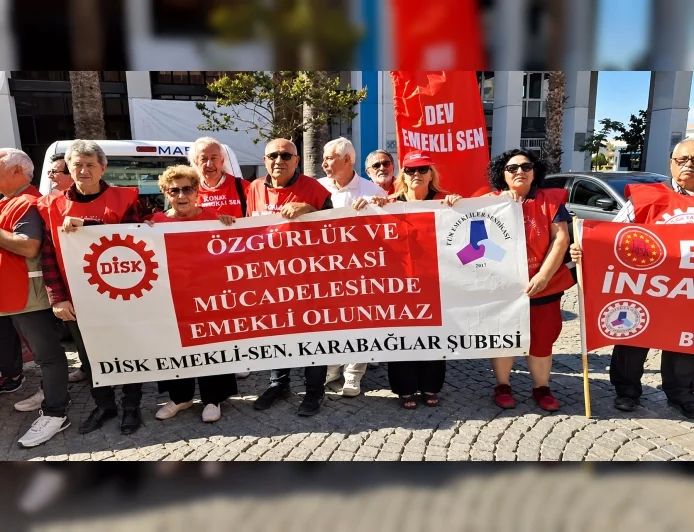 İzmir’de emekliler SGK önünde ses yükseltti: “Emekliler insanca yaşamak istiyor”