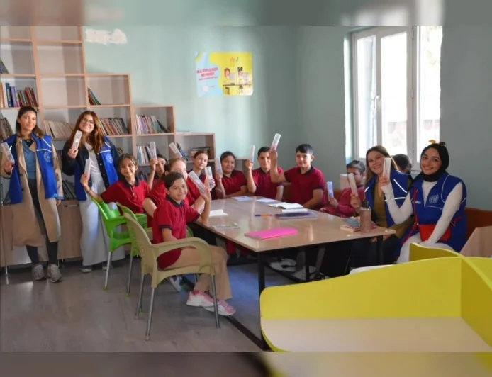 Demirci’de yurt öğrencileri ve gönüllü gençlerden minik öğrencilere anlamlı ziyaret