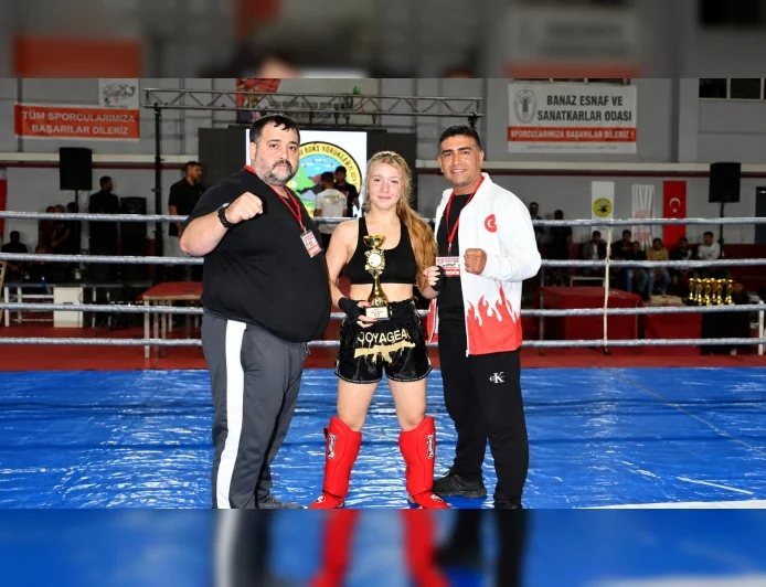 Sökeli Kick Boks Sporcusu Defne Gül, Banaz’da Rakibini Mağlup Ederek Kupanın Sahibi Oldu