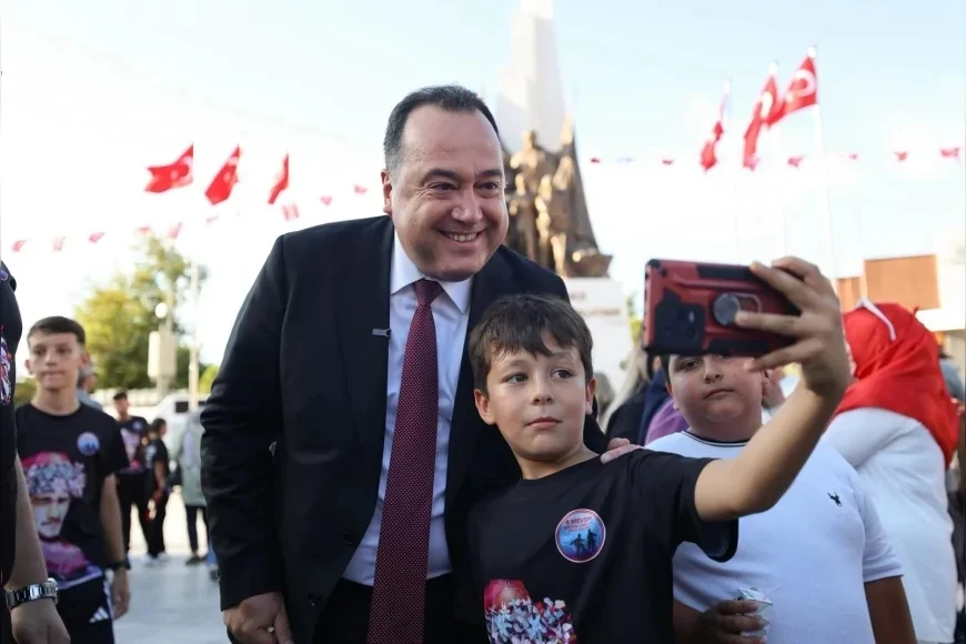 Manisa Büyükşehir Belediye Başkanı Besim Dutlulu Zafer Bayramı’nda çocukların sevincine ortak oldu