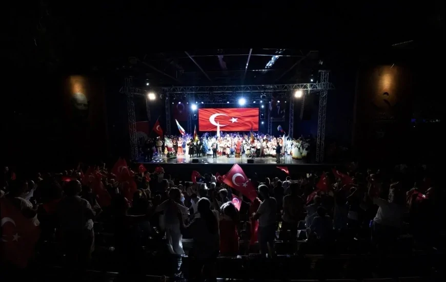 Balçova’da 30 Ağustos coşkusu 16. Uluslararası Halk Dansları Festivali ile dünyaya yayıldı