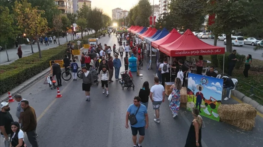 Eskişehir’de Arabasız Pazar Atatürk Bulvarı’nı çocuklar ve aileler için buluşma alanına dönüştürdü