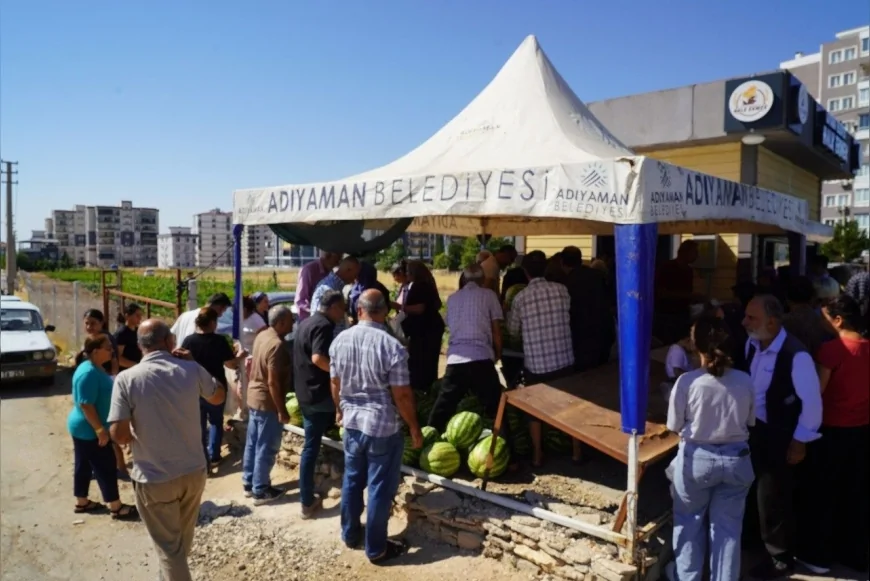 Adıyaman Belediyesinin bostanında yetiştirilen karpuzlar kilogramı 5 TL’den vatandaşla buluştu