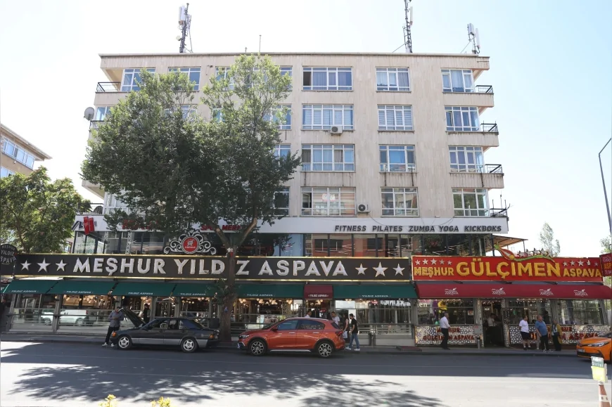 Çankaya Belediyesi Esat Caddesi’ndeki Aspava işletmelerinde baca sistemlerini yeniliyor