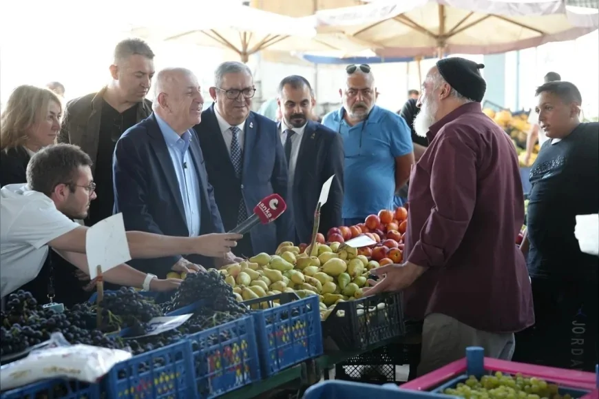Zafer Partisi Genel Başkanı Prof. Dr. Ümit Özdağ Dikmen Pazarı’nda esnaf ve vatandaşlarla buluştu