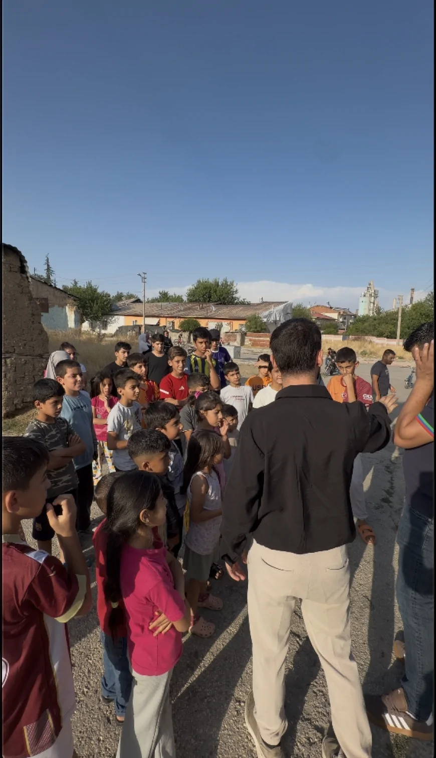 VefaRengi Derneği Elazığ’da Rojin Kabaiş Anısına Çocuklara Oyuncak Dağıttı