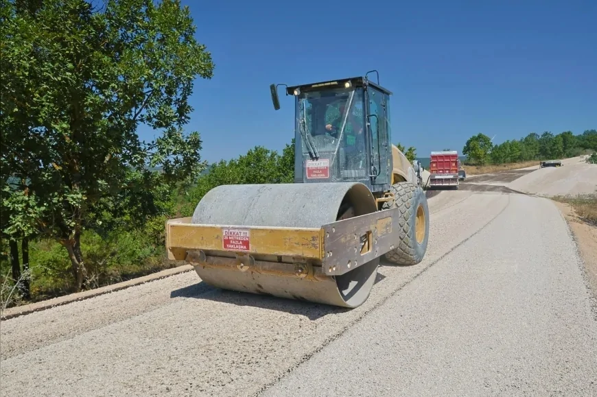Bursa’nın 4 ilçesinde 11 mahalleyi kapsayan 32,5 kilometrelik yol yenileme çalışması başladı