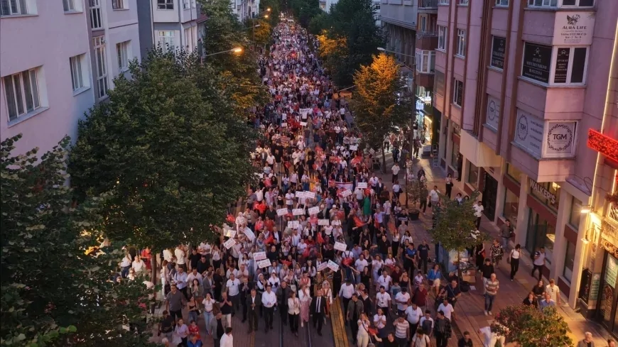 Eskişehir’de Uluslararası Porsuk Festivali binlerce kişinin katıldığı kortejle başladı