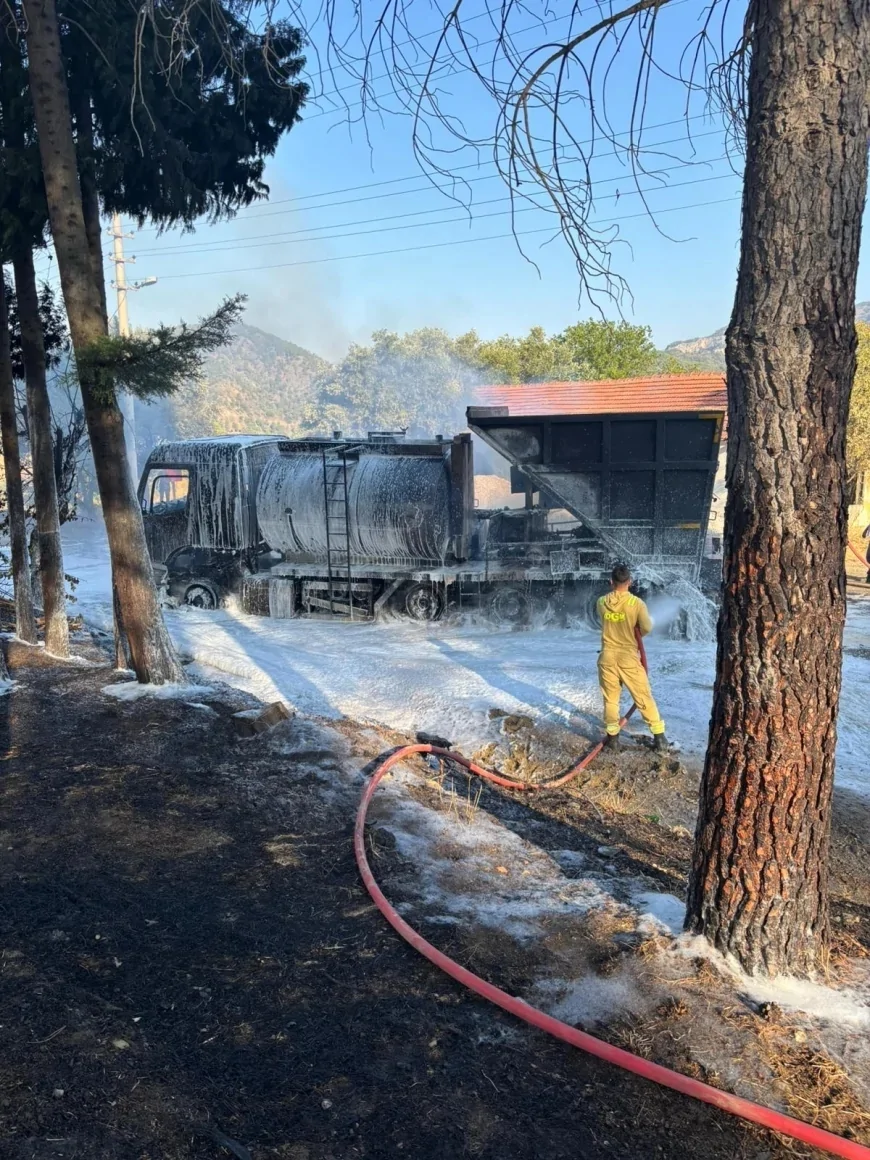 Dalaman Belediyesi’nin Asfalt Kaplama Aracı Seyir Halindeyken Çıkan Yangında Kullanılamaz Hale Geldi